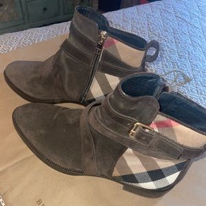 Burberry Housecheck Boots US size 7.5